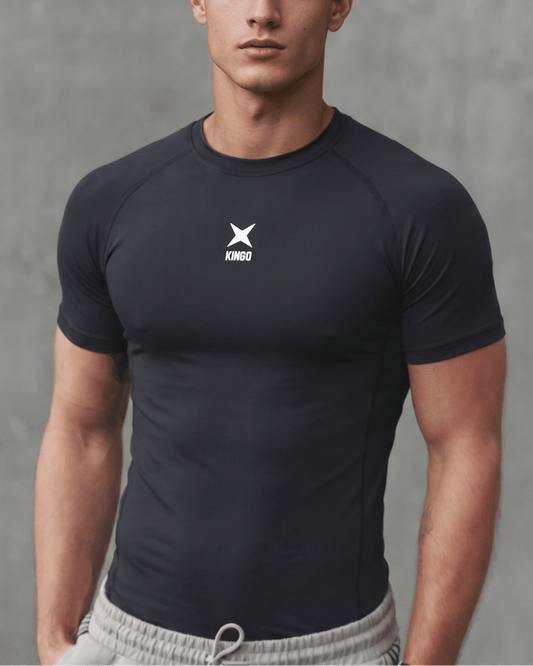 Homme portant un T-shirt de compression Kingo, conçu pour le confort et la performance sportive.